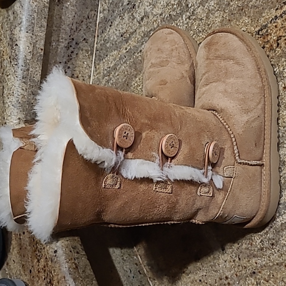 UGG Kids Bailey Button Triplet II Chesnut size 3